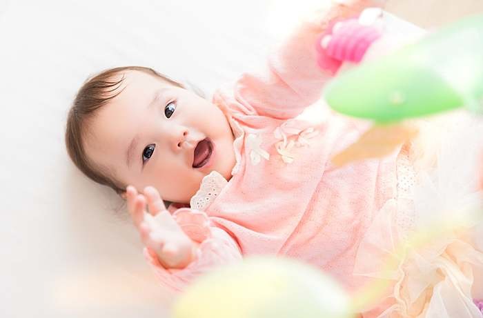 生後5か月の赤ちゃんの特徴とは？離乳食をはじめるタイミングや睡眠時間についてもご紹介