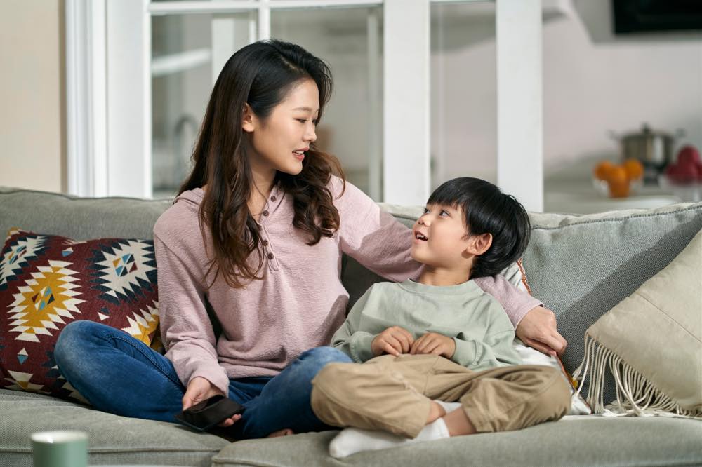 5歳の息子と会話をする母親