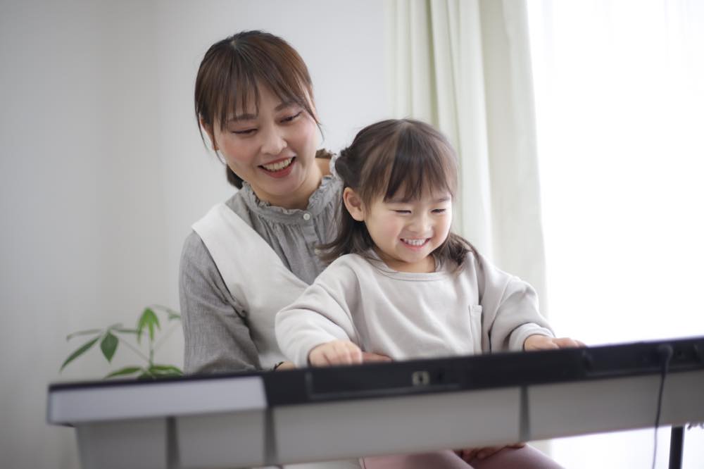 ピアノを楽しそうに弾く親子