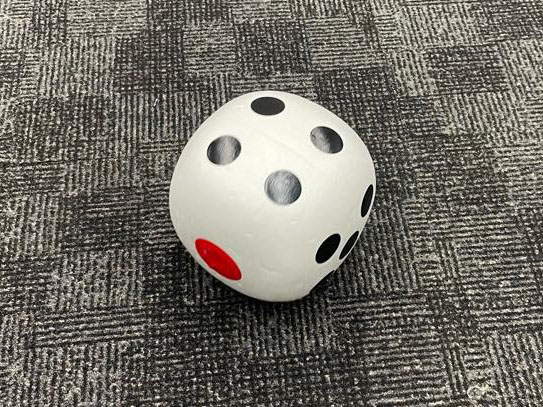 輸入ゲームで消しゴムを輸入する子どもたち