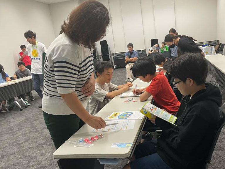 お金の大切さを学ぶ子どもたち
