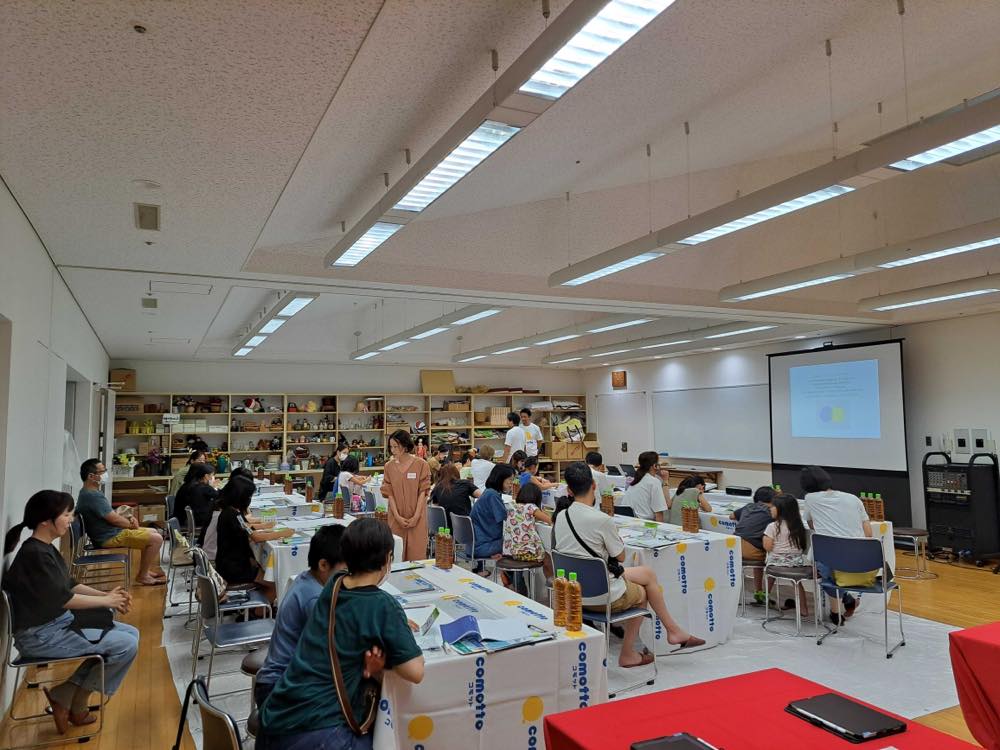 子どもたちがアート制作に取り組む様子
