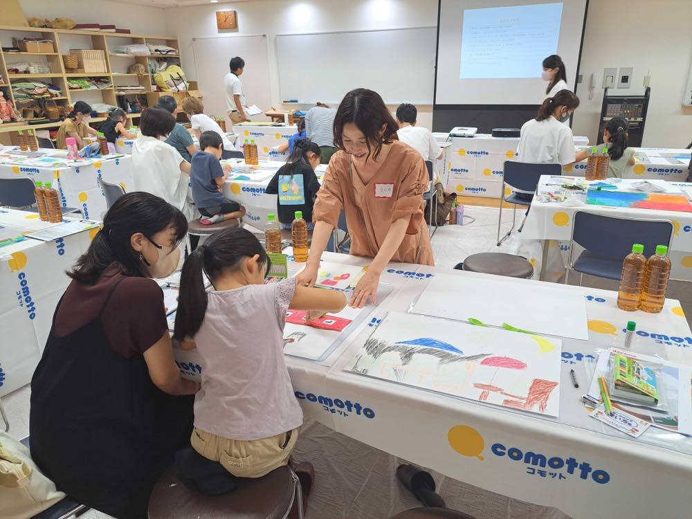 子どもたちがアート制作に取り組む様子